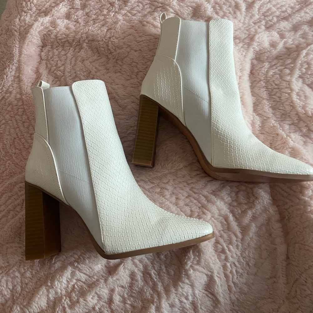 Size 9 White Boots